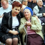 ניצולת השואה מצ'כיה הגב' שושנה קולמר בת 98, עם הד"ר איזבלה גרינברג באחד מאירועי העמותה.  צילום: יוסף הירש.