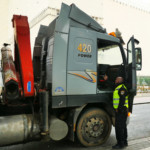 משאית נבדקת בכניסה לבית דגון בחיפה