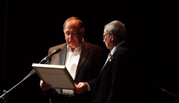 יונה יהב מעניק לגידי ינאי תעודת הוקרה לציון 85 שנים לפעילות הרוטרי בחיפה (צילום: ירון כרמי)