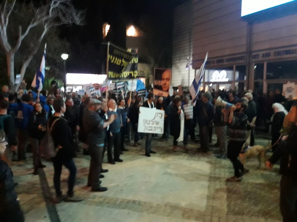 הפגנה נגד המושחתים - רחבת האודיטוריום בחיפה (צילום - ברוך ליבמן)