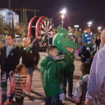 הפנינג מתנפחים לאוהדי מכבי חיפה. לפחות האוהדים נהנו קצת לפני המשחק. (צילום: בן סער)
