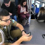 חוויית נסיעה בלתי אפשרית – רכבת הבוקר מחיפה לתל אביב (צילום – ירון כרמי)