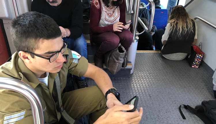 חוויית נסיעה בלתי אפשרית – רכבת הבוקר מחיפה לתל אביב (צילום – ירון כרמי)