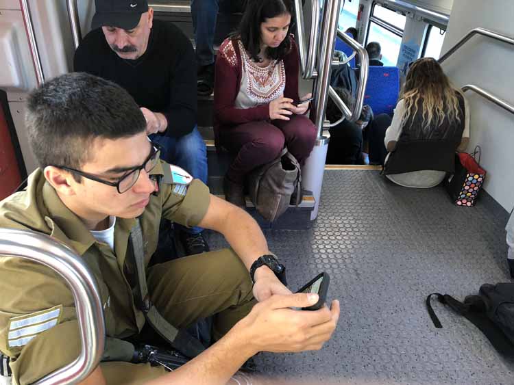 חוויית נסיעה בלתי אפשרית - רכבת הבוקר מחיפה לתל אביב (צילום - ירון כרמי)