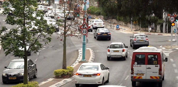 עומס תנועה בשדרות מוריה בחיפה (צילום – ירון כרמי)
