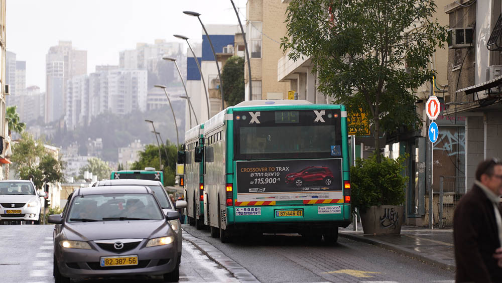 תחבורה ציבורית בחיפה - אוטובוס בהדר הכרמל (צילום: ירון כרמי)