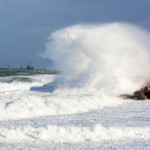 גל סערה מתנפץ בטיילת בת גלים (צילום – שולה סנדר)