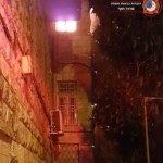דירה בוערת ברחוב אבן סינא בחיפה (צילום – דוברות כבאות והצלה – מחוז חוף)