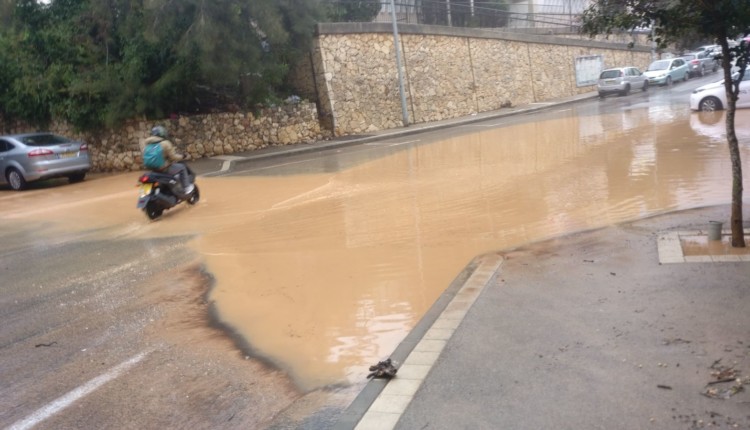 הצפה ברחוב בורלא בחיפה (צילום – תומר טל)