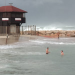 יום שישי – סערת חורף – 05.01.2018 – היו גם רוחצים בחוף העירוני בבת גלים (צילום – שולה סנדר)