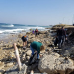 מבצע ניקיון חופי חיפה (צילום – שרה אוחיון)