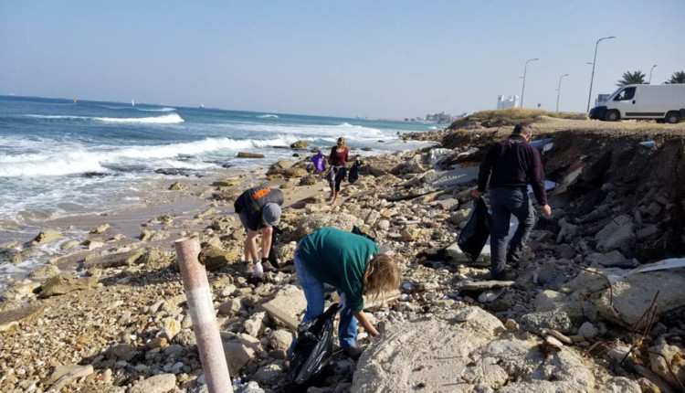 מבצע ניקיון חופי חיפה (צילום – שרה אוחיון)