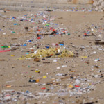 מיקרו פלסטיק – נזקים בטיילת חוף דדו בחיפה לאחר הסערה 20.01.2018 (צילום – ירון כרמי)