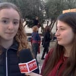 מירי גושן ושנהב לסרי מקריית חיים בהפגנה נגד הרחבת בתי הזיקוק 28.1.2018 (צילום – סמר עודה)