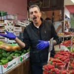 סוחר בשוק תלפיות (צילום – גבריאל קונפינו)