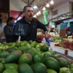 סוחר בשוק תלפיות (צילום – חגית אברהם)