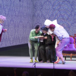 על הבמה – זמרי האופרה דון פסקואלה (צילום: ירון כרמי)
