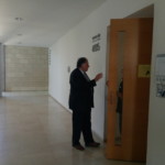 ראש העיר יונה יהב בכניסה לדיון צילום סמר עודה