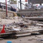 שברי עצים שפלטו – נזקים בטיילת חוף דדו בחיפה לאחר הסערה 20.01.2018 (צילום – ירון כרמי)