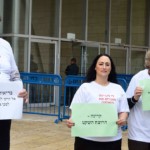 תושבי רמת גולדה מפגינים בכניסה לבית המשפט בחיפה נגד האנטנות הסלולריות (צילום – חגית אברהם)