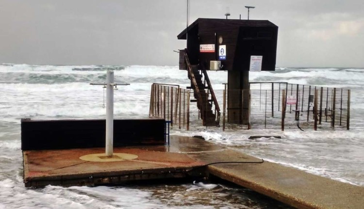 תמונת היום בחיפה – סוכת המציל בסערה – 19.1.2018 (צילום – נדלן 5)
