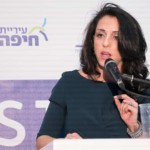 ג'ומאנה חאכים בכנס יוזמה לאומית עם אראל מרגלית – חיפה (צילום – ירון כרמי)