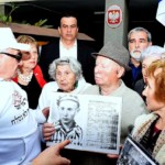 הפגנת ניצולי השואה מול שגרירות פולין (צילום – יד עזר לחבר)