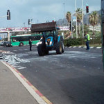 מטען אריחים נפל על הכביש בצומת מתם 18.02.2018 (צילום – ברוך דרור)