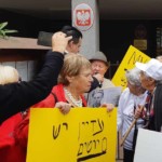 מפגינים מיד עזר לחבר בחיפה מול שגרירות פולין (צילום: יד עזר לחבר)