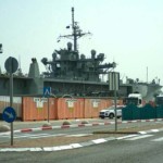 נושאת המסוקים האמריקאית איו ג'ימה בנמל חיפה (צילום – בן סער)