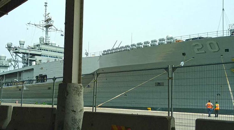 נושאת המסוקים האמריקאית איו ג'ימה בנמל חיפה (צילום – בן סער) 2
