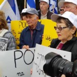 ניצולי השואה מול שגרירות פולין 08.02.2018 (צילום – יד עזר לחבר)