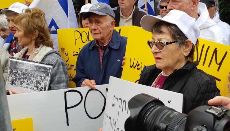 ניצולי השואה מול שגרירות פולין 08.02.2018 (צילום – יד עזר לחבר)