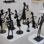 פסלים בתערוכה משואה לתקופה – בית הלוחם (צילום – גבריאל קונפינו)