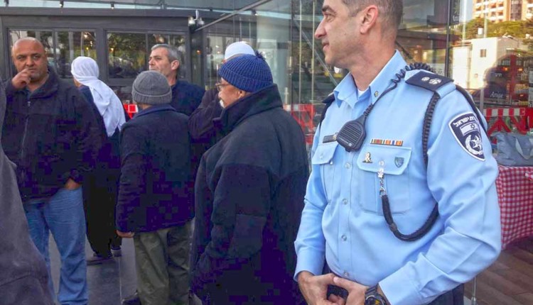 שוטר בהפגנת גמלאי המשטרה – 23.02.2018 (צילום – ברוך ליבמן)
