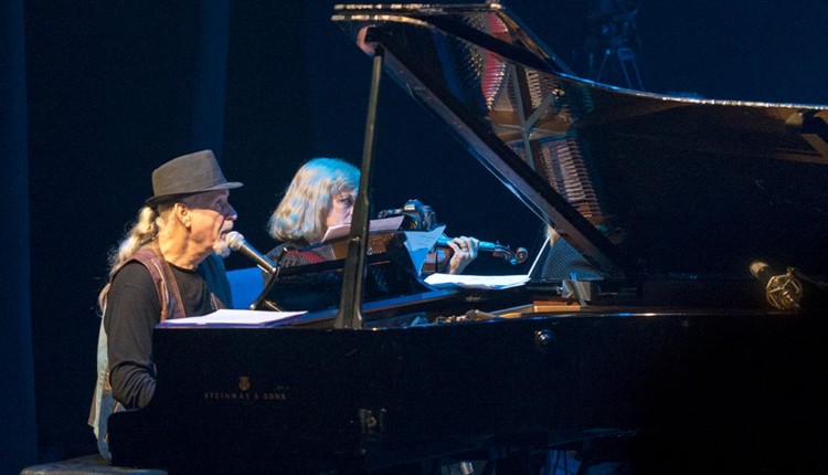 שלמה גרוניך על הפסנתר במופע שיר ישראלי – אתוס חיפה (צילום – ירון כרמי)