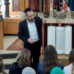 שבוע מצווה מהלב: תלמידי כיתות ז’ מביה”ס “עירוני א” ביקרו בבית הכנסת הסלוניקאי “חיים חביב” בחיפה