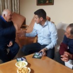 עו"ד דוד עציוני בעת ביקור בית בחיפה