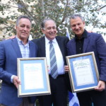 בראד בלום אראל מרגלית מקבלים תעודת כבוד מראש העיר חיפה