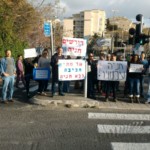 מפגינים בכניסה לרחוב חביבה רייך