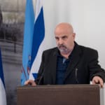 ירון חנן מציג את בעיית הצהרונים (צילום – ירון כרמי)