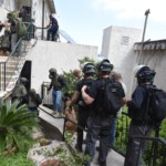 כוחות מיוחדים מתכוננים להשתלטות עם התוקף בחיפה (צילום – משטרת ישראל)