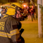 לוחם אש בחיפה – חילוץ אדם מדירה אפופת עשן (צילום – ירון כרמי)