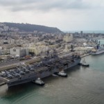 נושאת המסוקים האמריקאית איו ג'ימה בנמל חיפה צילום נמל חיפה