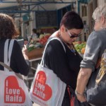 הקבוצה מסיירת – סיור קולינרי בשוק תלפיות – העמותה לתיירות חיפה (צילום – ירון כרמי)