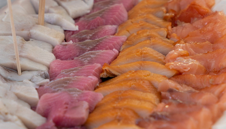 טעימות דגים כבושים – סיור קולינרי בשוק תלפיות – העמותה לתיירות חיפה (צילום – ירון כרמי)