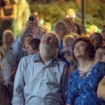 צופים במופע הזיקוקים בחיפה – יום העצמאות (צילום – ירון כרמי)