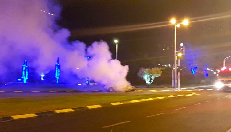 רכב עולה באש בדרך פיקא בחיפה לייד מיצג האור של יום העצמאות 27.04.2018 (צילום – איחוד הצלה כרמל)