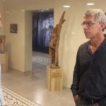 מיטש גולדהאר ועורך הדין יגאל דנינו בסיור ב"יד עזר לחבר" בחיפה