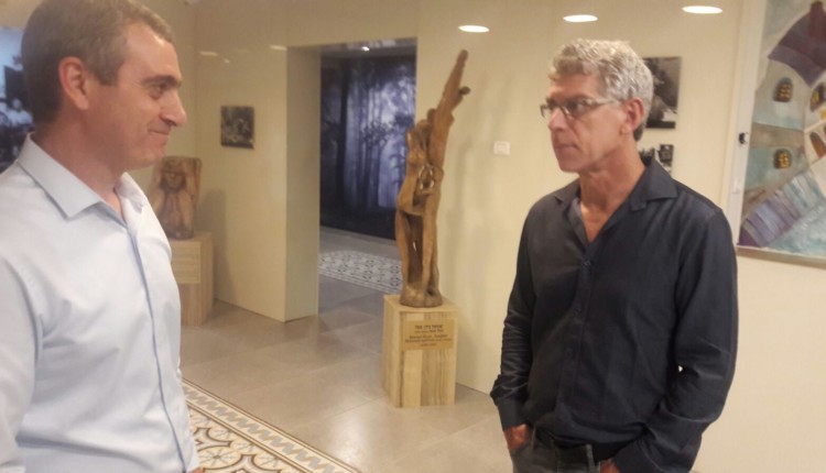 מיטש גולדהאר ועורך הדין יגאל דנינו בסיור ב"יד עזר לחבר" בחיפה